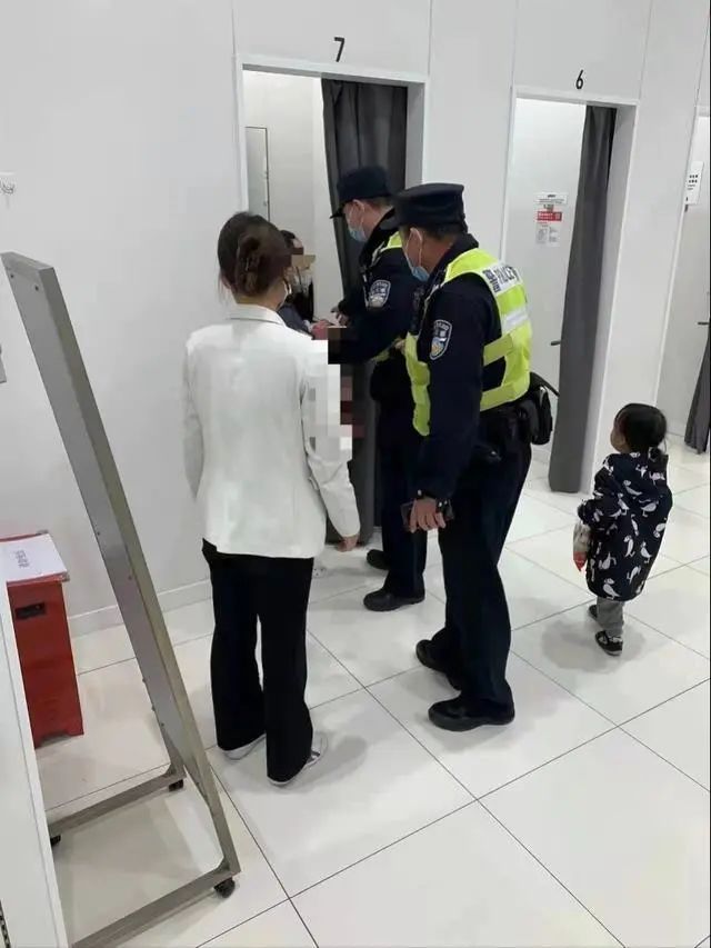 女子在优衣库试衣间产子，还手拎胎盘满地血迹？警方回应休闲区蓝鸢梦想 - Www.slyday.coM
