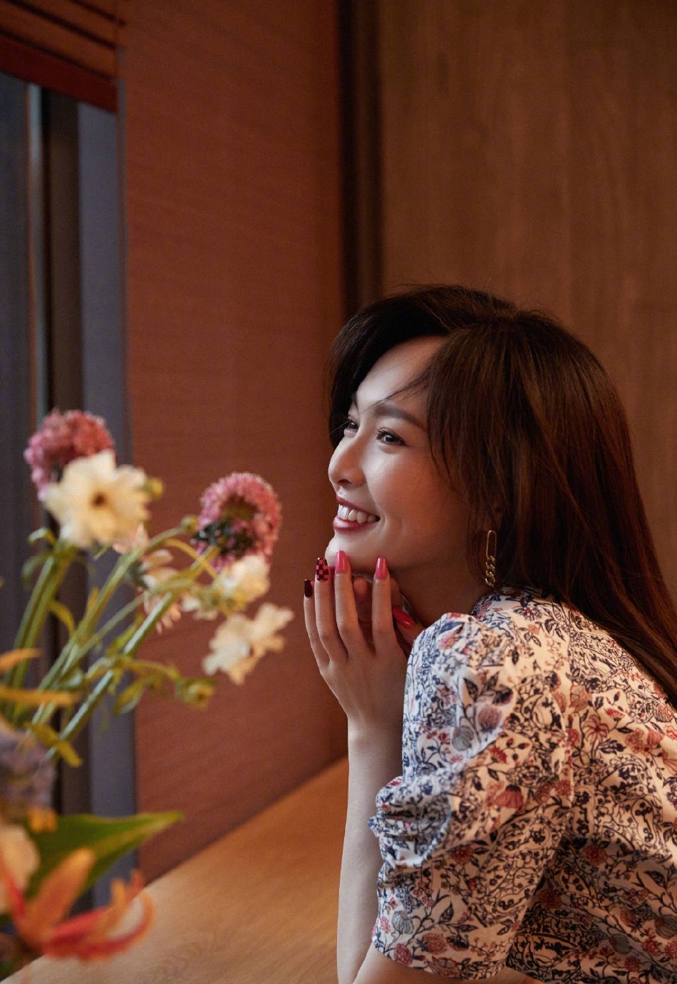 唐嫣穿泡泡袖碎花连衣裙对镜甜笑温婉大方