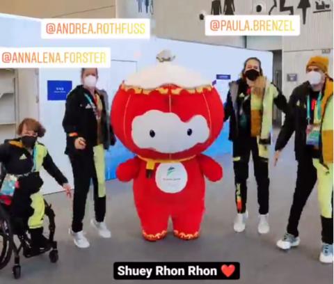 德国运动员晒冬残奥村日常：教保安小哥德语方言 志愿者也跟着学休闲区蓝鸢梦想 - Www.slyday.coM