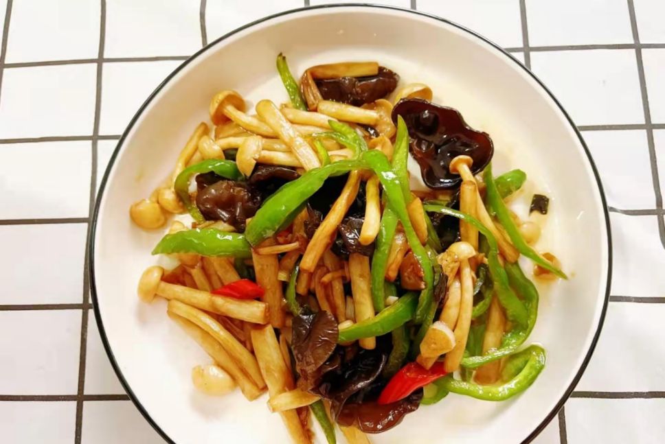 你们有没有吃过这道青椒白玉菇炒木耳呢?(所有图片来自网络)