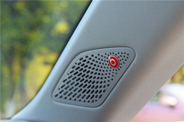 在高配车型上,凌渡l还配备了著名的beats音响系统,全车搭载8个扬声器