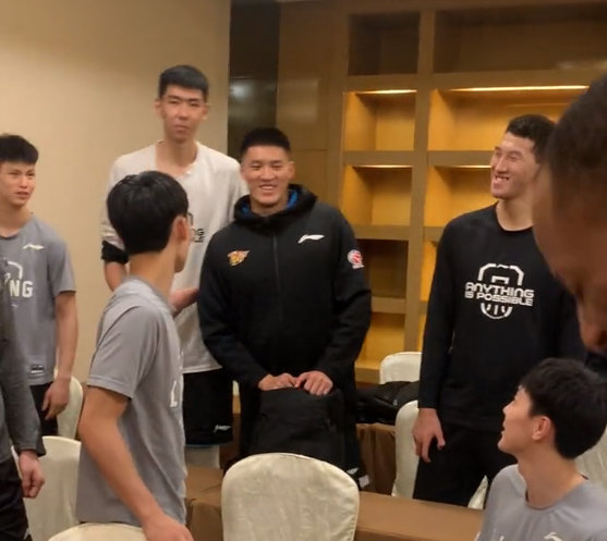 徐昕主唱,徐杰陪伴,赵睿怼胡明轩,自己手冲咖啡