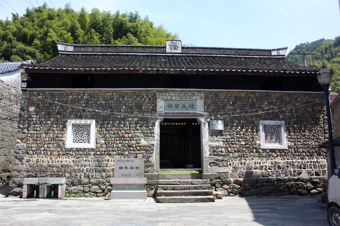 当今政界工作的褚银良,企业界的褚士陆,都是晓云褚氏中响当当的人物.