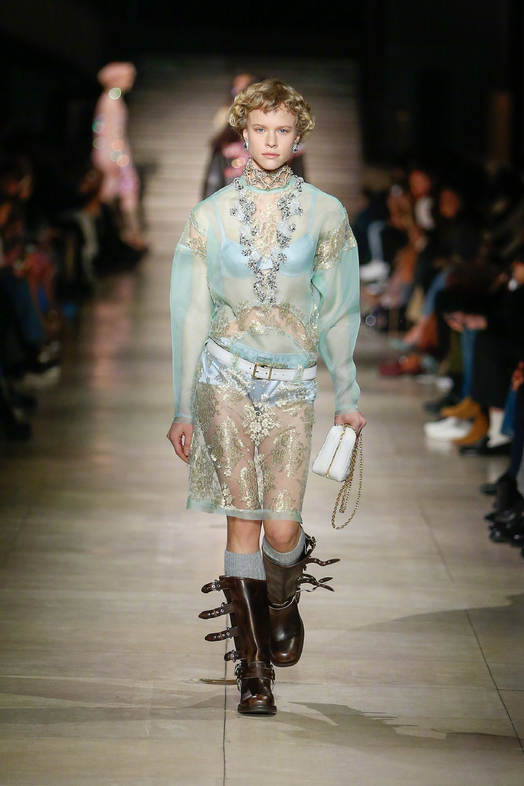 miumiu2022年秋冬系列延续着春夏系列中的露腹风潮