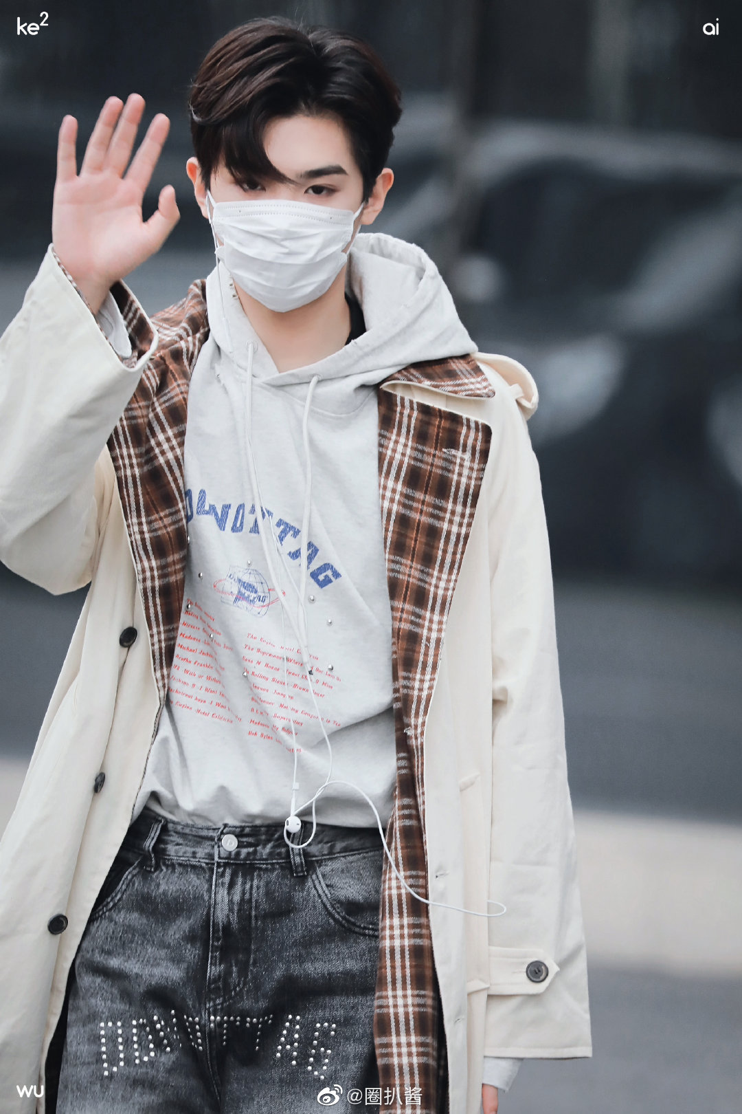 黄明昊220310上班饭拍