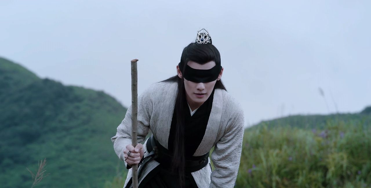 晓星尘衣服,白绫,包括霜华都是白色的,而且他金丹尚