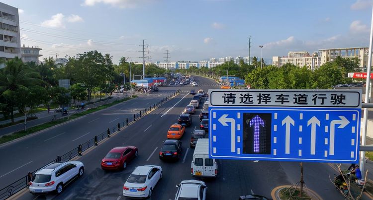 汽车直行被扣6分车主不明白交警这是锯齿车道