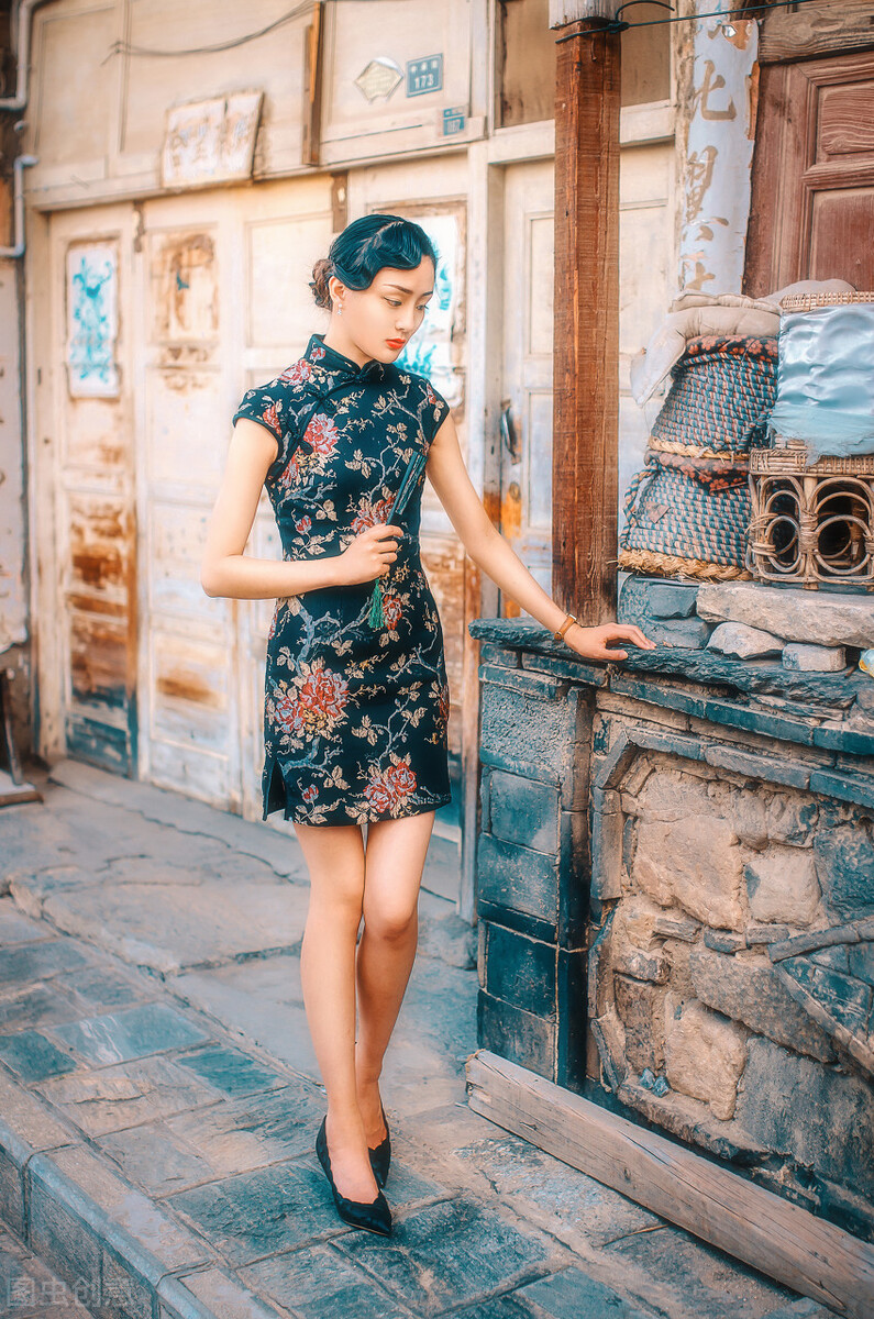 60岁的陈冲不服老 穿印花旗袍走中国风"过山车"身材不简单|旗袍|陈冲|