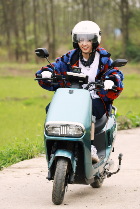 张子枫录《向往6》被偶遇!身形太瘦胳膊细,推巨大行李箱显卖力