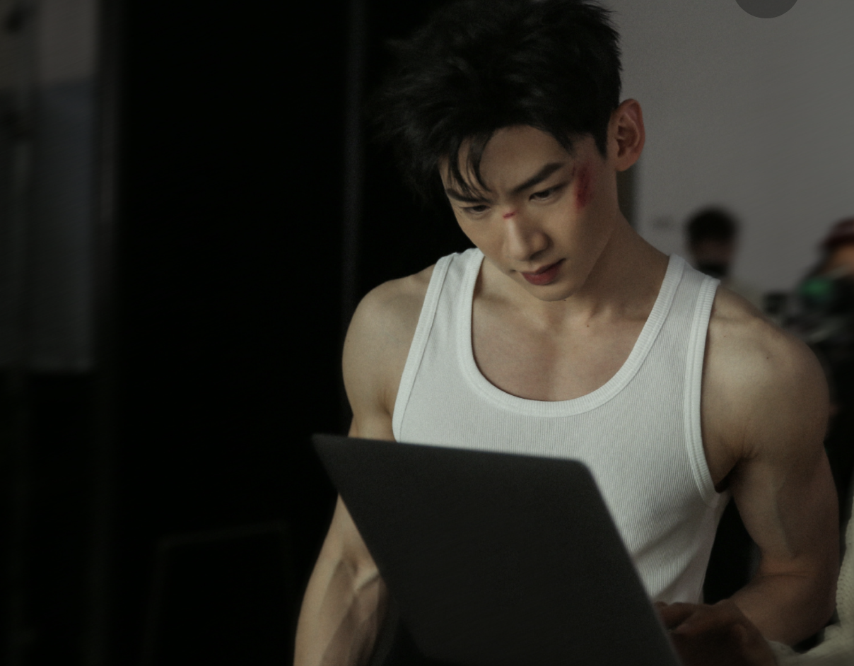 比起gq的时尚大片白敬亭私下爱拉片的行为更值得成为焦点