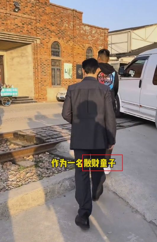 黄晓明女神节给剧组所有女同事发红包,被员工亲切喊：散财童子休闲区蓝鸢梦想 - Www.slyday.coM