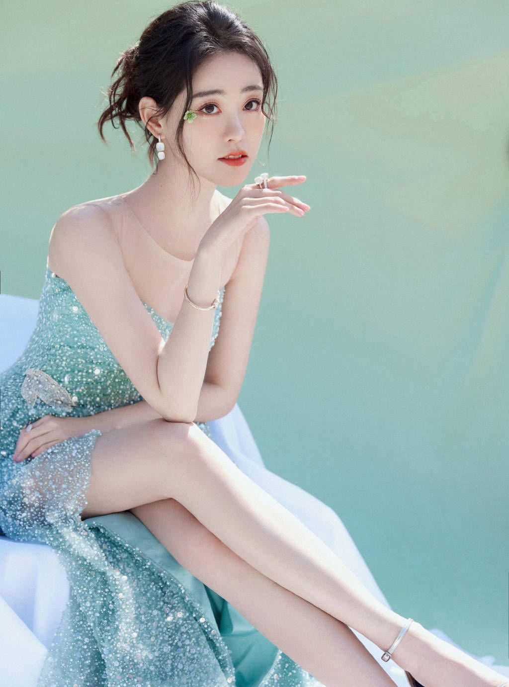 祝绪丹穿碎钻礼服出席夜宴侧颜美腿吸睛嘴含花朵妩媚动人