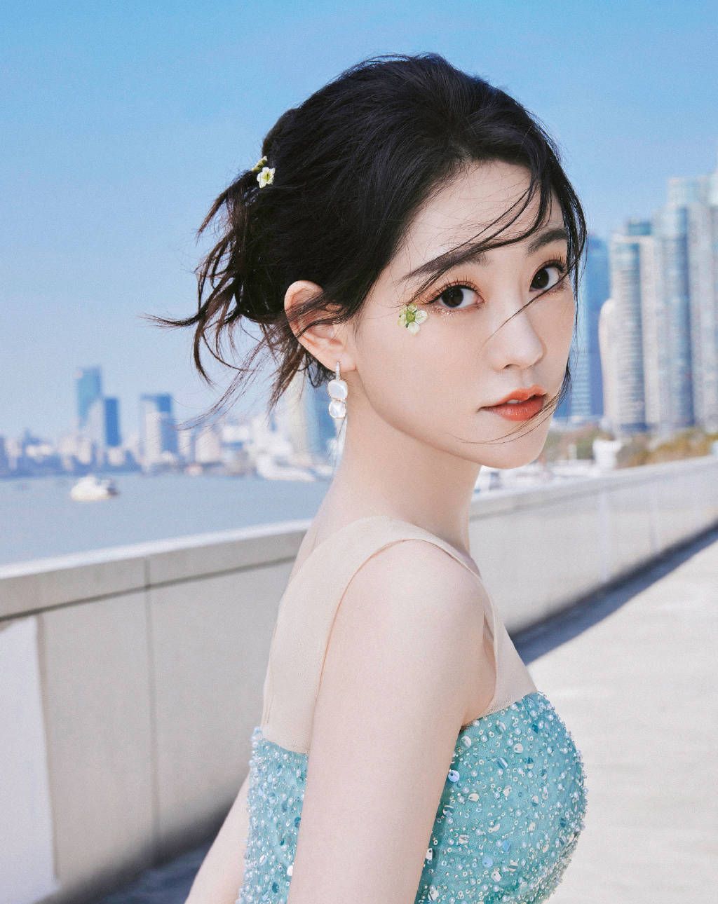 祝绪丹穿碎钻礼服出席夜宴,侧颜美腿吸睛,嘴含花朵妩媚动人!