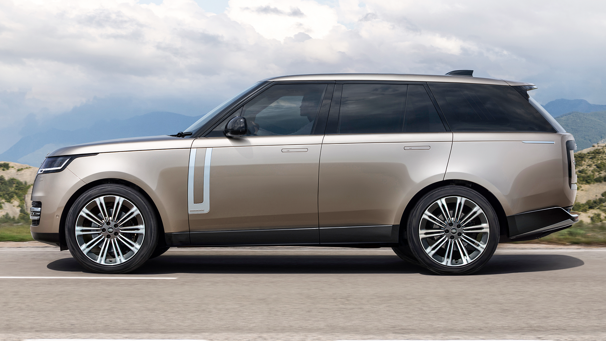 新一代路虎揽胜4月上搭宝马v8大屏内饰加价50万直追添越