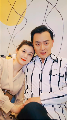 黄海冰和老婆喝酒跳舞发量稀疏额头油亮身形发福看不到脖子