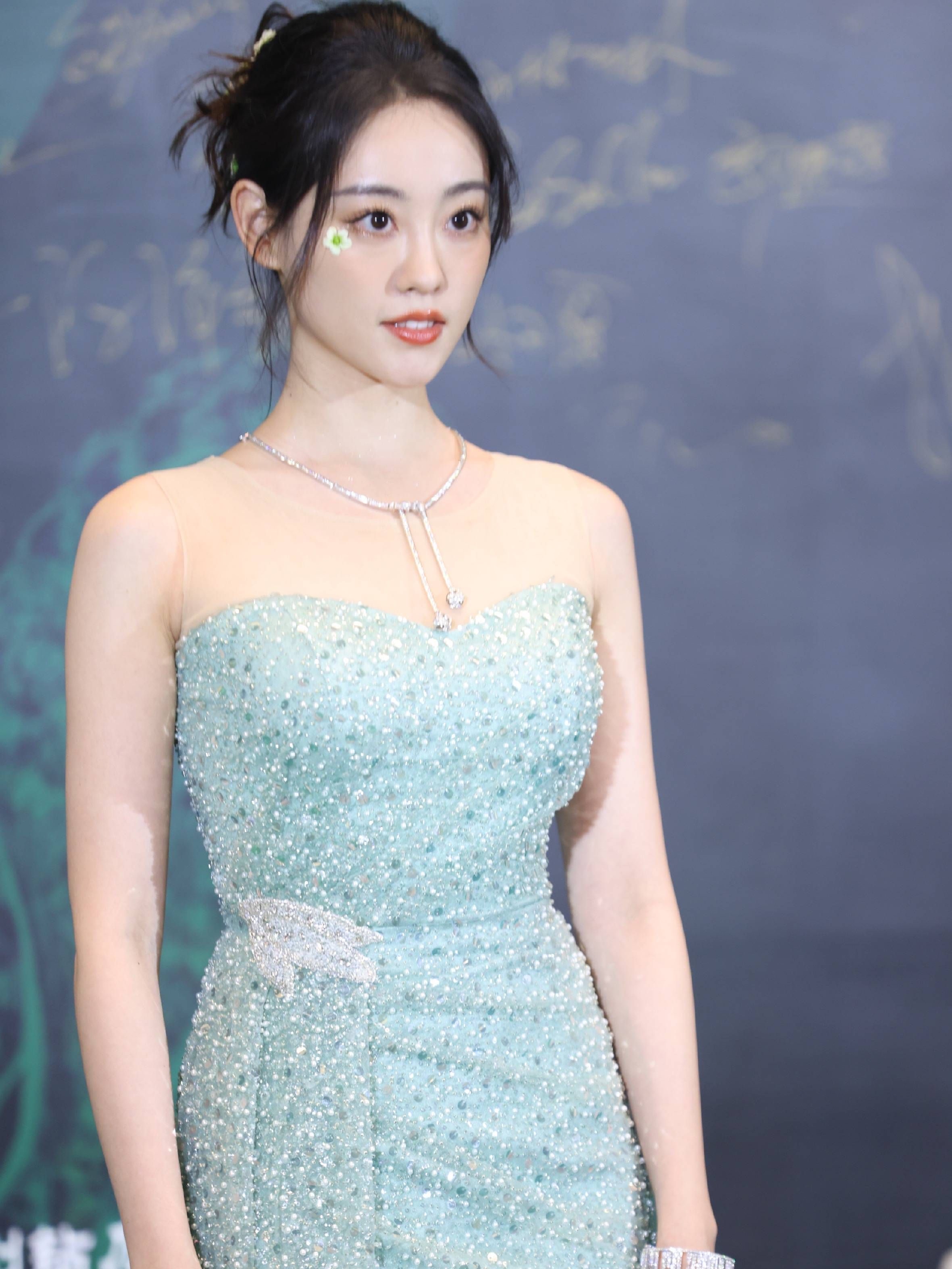 祝绪丹穿碎钻礼服出席夜宴侧颜美腿吸睛嘴含花朵妩媚动人