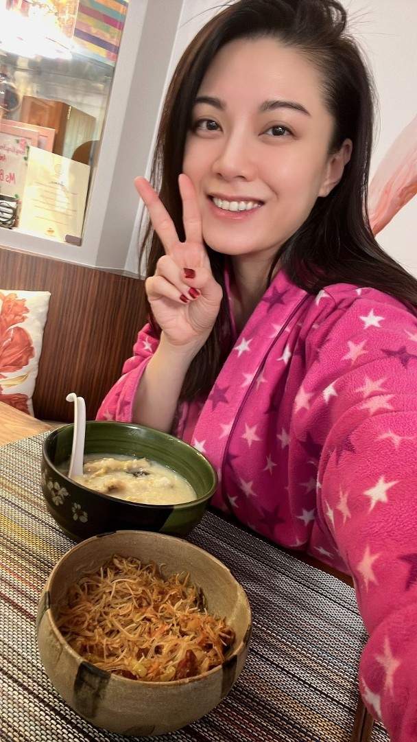 43岁廖碧儿半年净赚百万,分手后专注事业,人美心善帮同业找生意