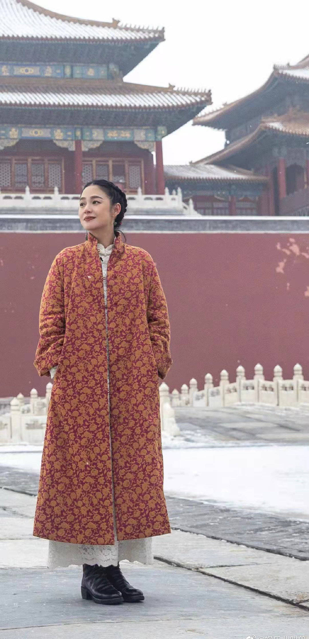 周韵穿花棉袄配旗袍裙竟然还能穿出高级感不化妆咋就成大妈