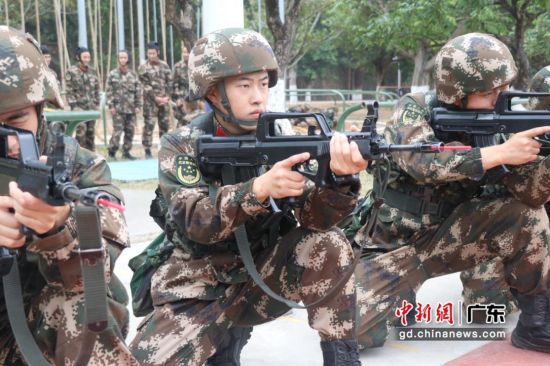 通讯：不一样的双胞胎兄弟 一样的迷彩军旅梦休闲区蓝鸢梦想 - Www.slyday.coM