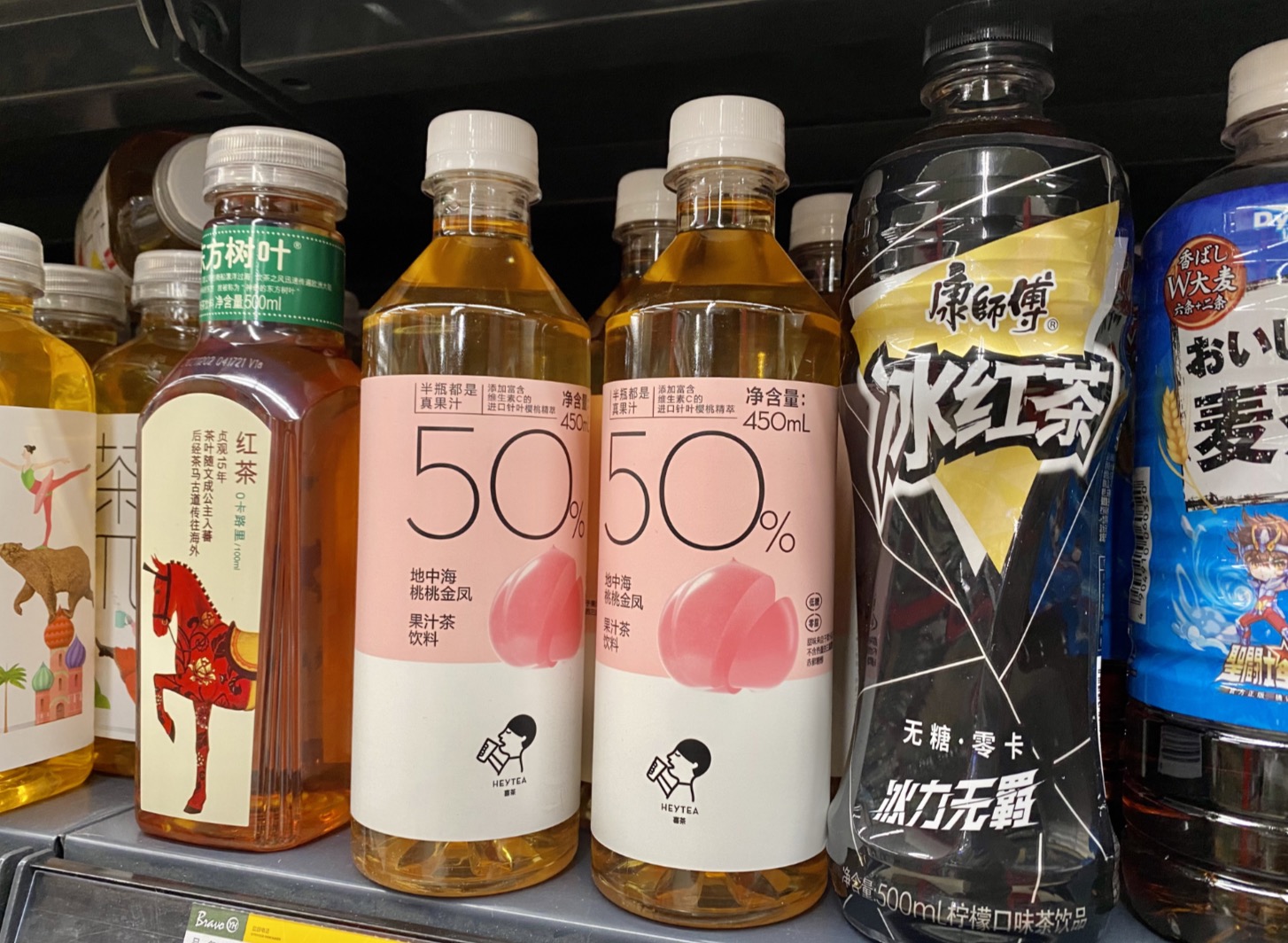 永辉超市货架上的低糖茶饮.(图片拍摄:赵晓娟)