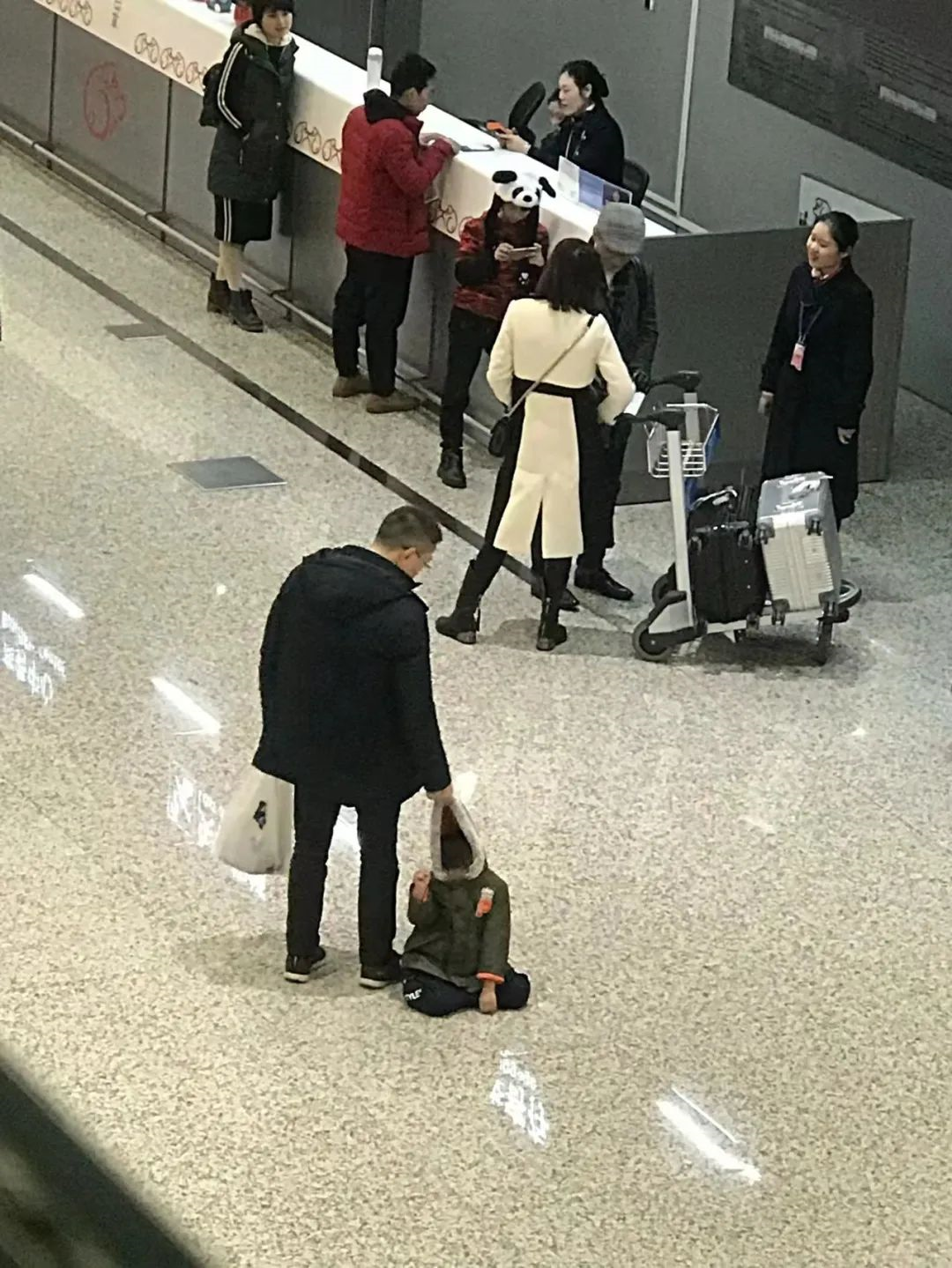 今天在路上看到小孩躺在路上，家长居然在旁边....休闲区蓝鸢梦想 - Www.slyday.coM