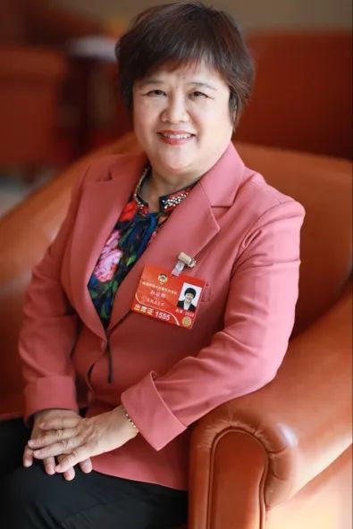 这位政协委员的行李箱里，带着一个药盒休闲区蓝鸢梦想 - Www.slyday.coM