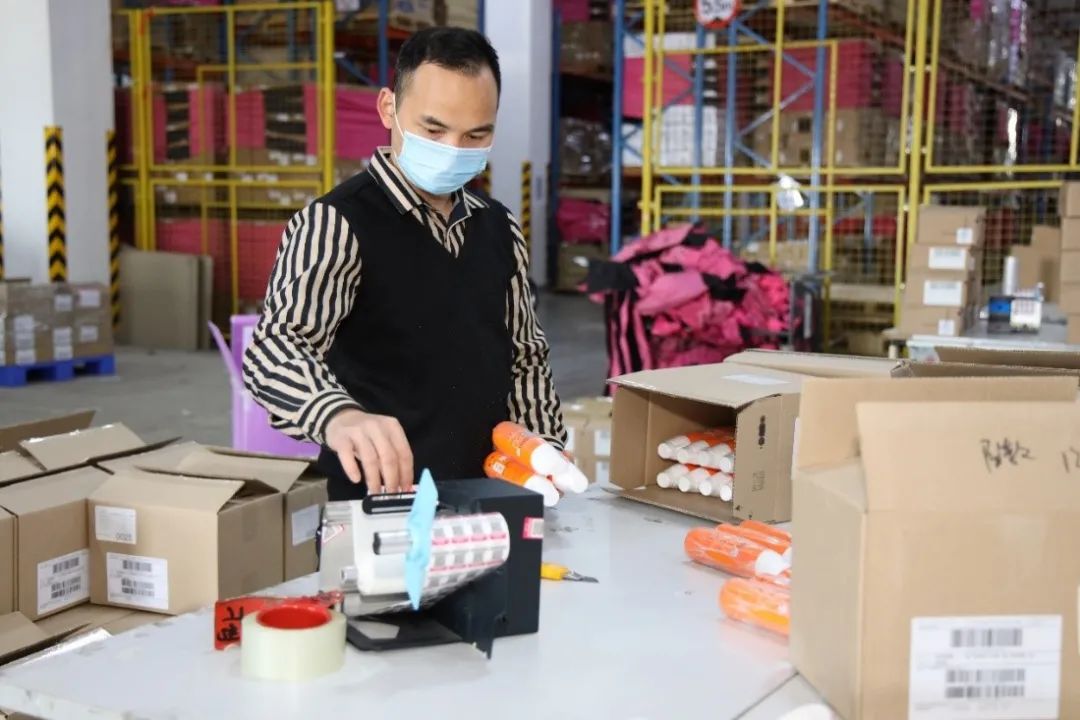 唯品会保税仓内,工作人员在为每件商品张贴"溯源码"