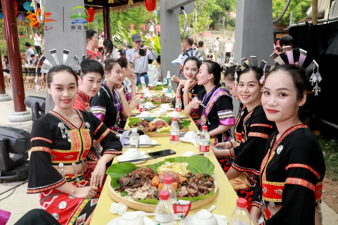 走进浪悦黎奢,燃起熊熊篝火,吃丰盛的长桌宴,喝大碗的山兰酒,听最动人
