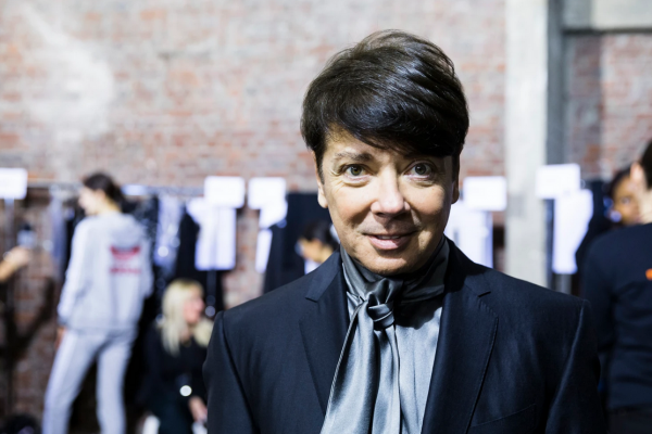 给俄军设计过制服还没被采用，就被巴黎时装周封杀了？休闲区蓝鸢梦想 - Www.slyday.coM