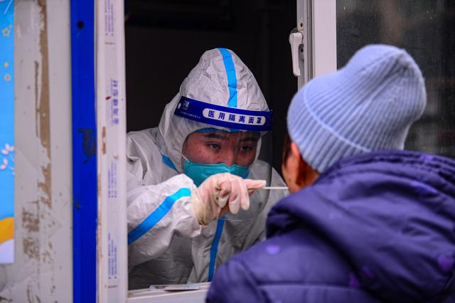 抗击新冠肺炎沈阳市民进行核酸检测