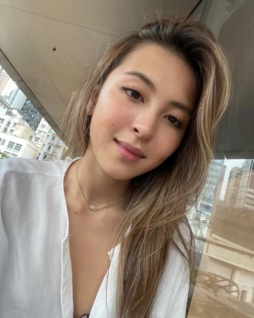 尽管常常被八卦杂志放在一起比较,但是hilary和沈月的关系其实也很好.