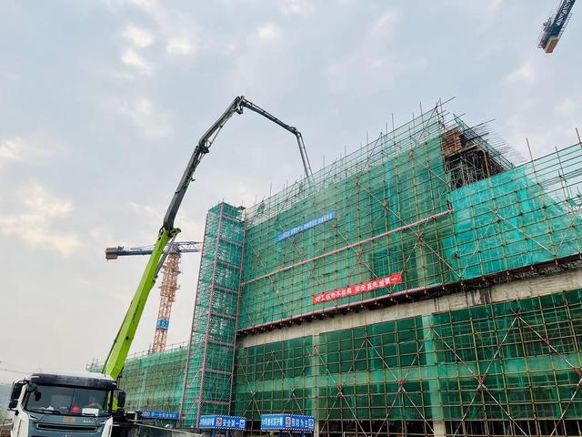 日前,在机械轰鸣中,随着数十米天泵缓缓收回巨臂,由中建四局深圳总