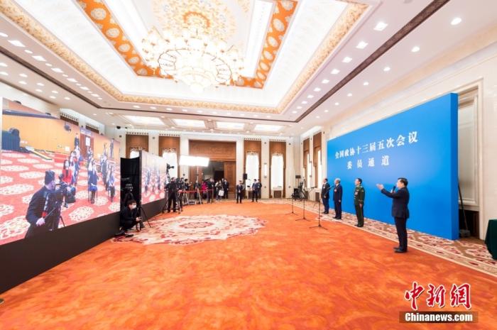 3月7日，全国政协十三届五次会议第二场“委员通道”采访活动在北京人民大会堂新闻发布厅举行。 中新社发 王达 摄