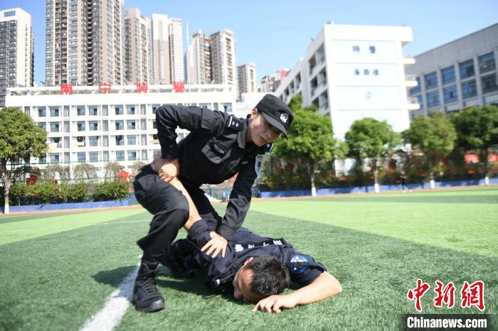 黄燕湖在进行擒拿训练. 蒋雪林 摄