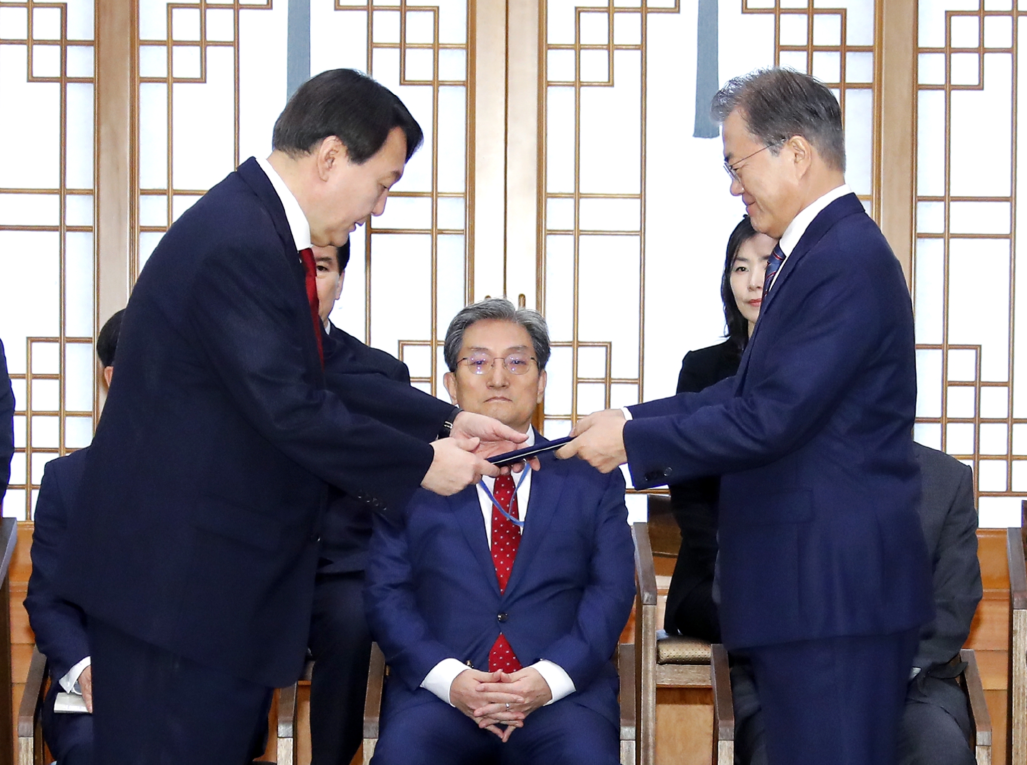 资料图：尹锡悦和韩国现任总统文在寅。图/IC photo