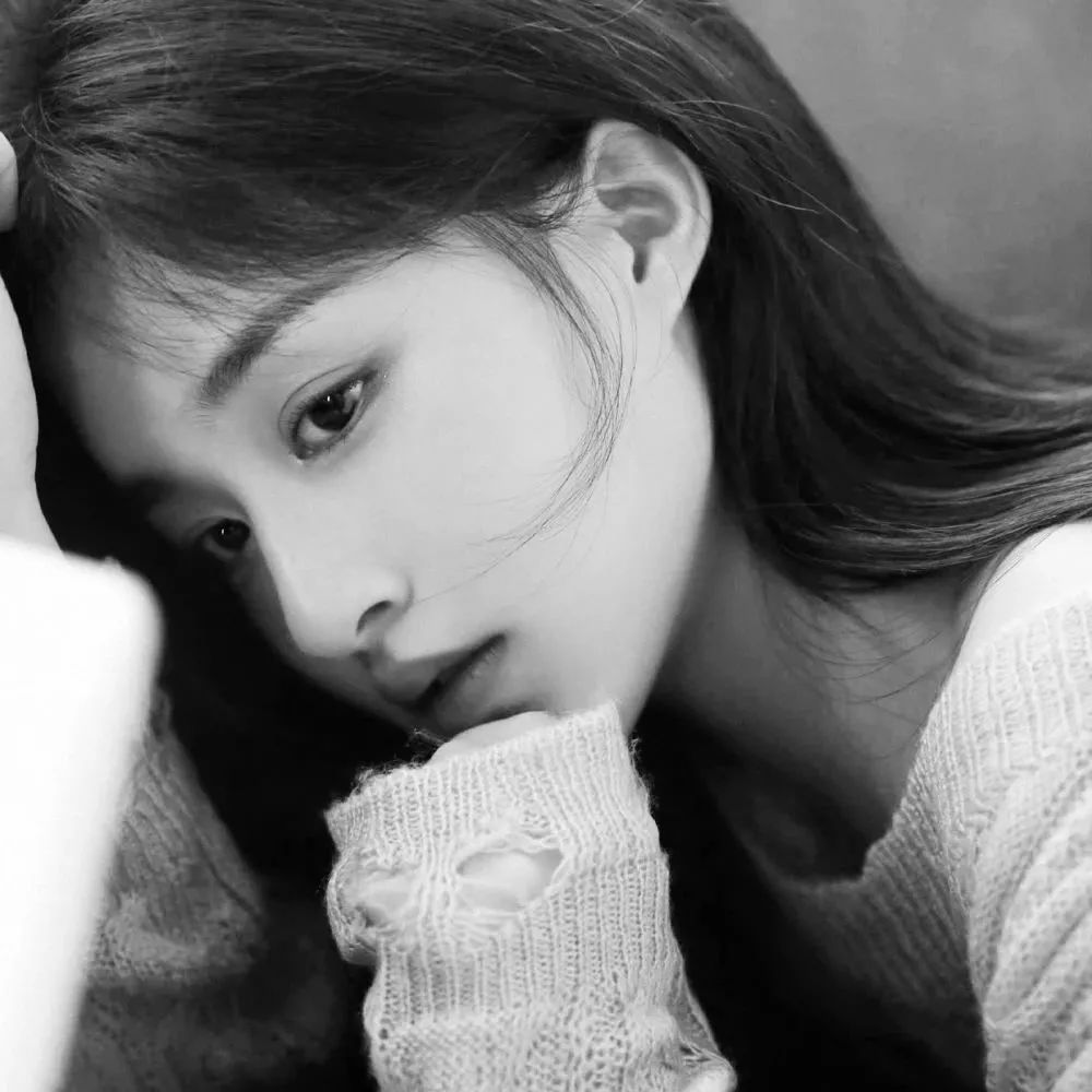 黑白女生头像祝爱者更爱无爱者自由