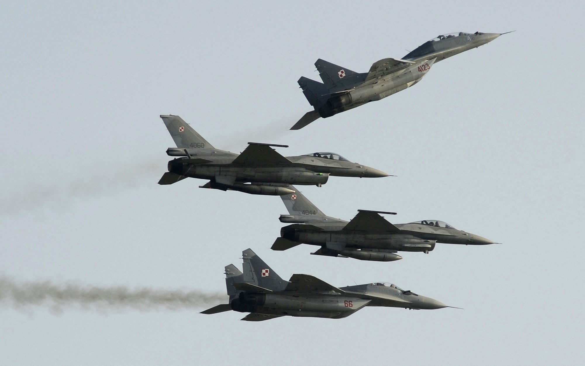 波兰空军俄制米格29战机与美制F16战机进行飞行表演。图自视觉中国