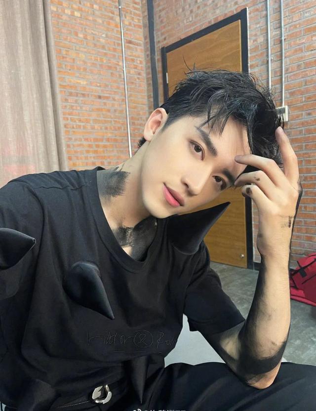 二人的工作团队多次划清界限,尤其是许魏洲,在同性绯闻没传多久后就