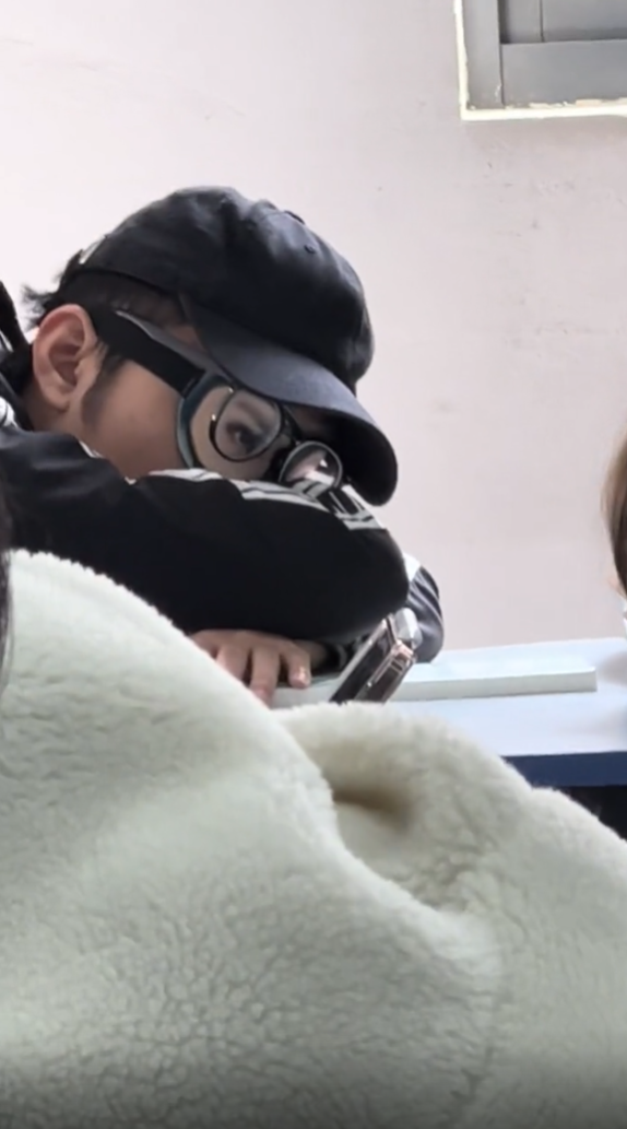 今天在路上看到小孩躺在路上，家长居然在旁边....休闲区蓝鸢梦想 - Www.slyday.coM