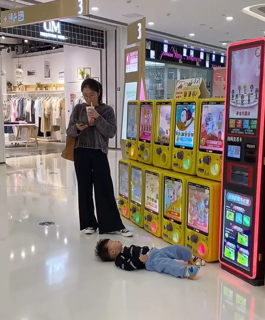 今天在路上看到小孩躺在路上，家长居然在旁边....休闲区蓝鸢梦想 - Www.slyday.coM