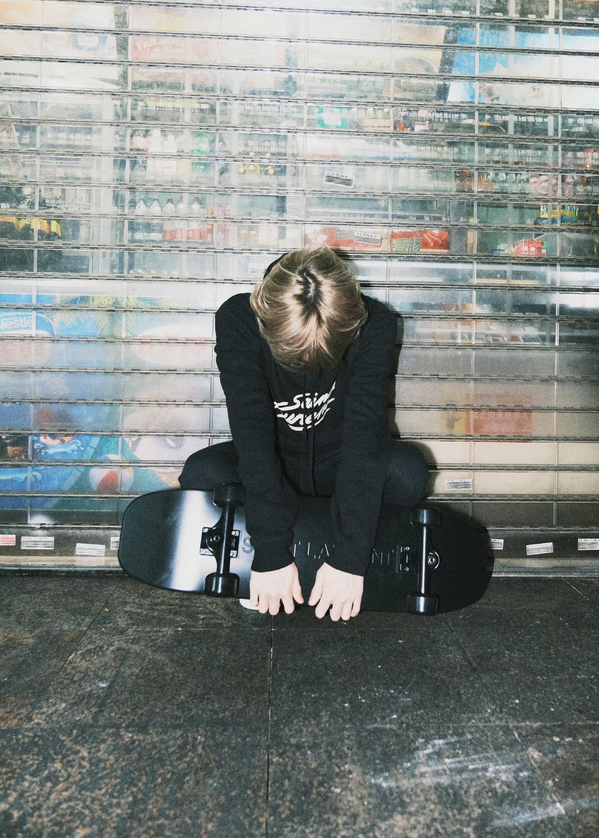 朱正廷街头滑板大片一身黑色运动装手拿滑板