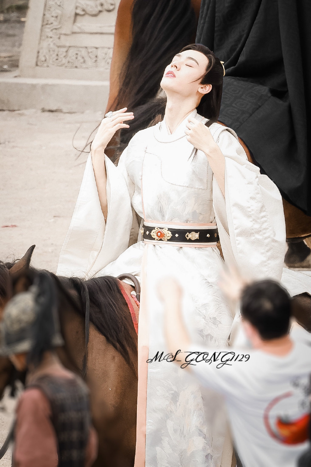 白衣骑马整理头发的太子殿下韩烨太帅了高马尾