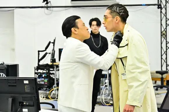 假面骑士Revice第26话先行图来袭，部叔自爆身份，蜃楼现场吃瓜休闲区蓝鸢梦想 - Www.slyday.coM