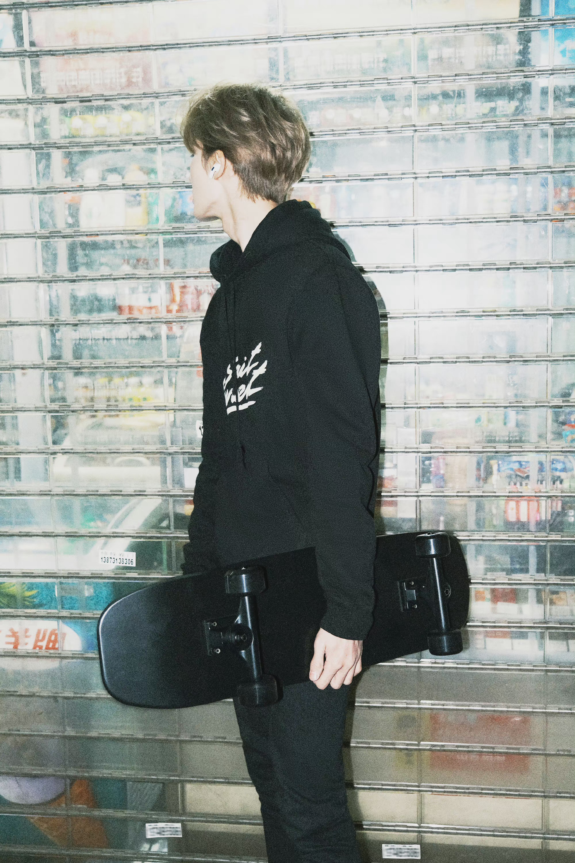 朱正廷街头滑板大片一身黑色运动装手拿滑板