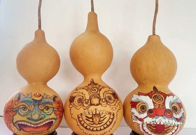 把彩铅和丙烯画的表现方法与传统的烙画形式相结合,既继承了传统工艺