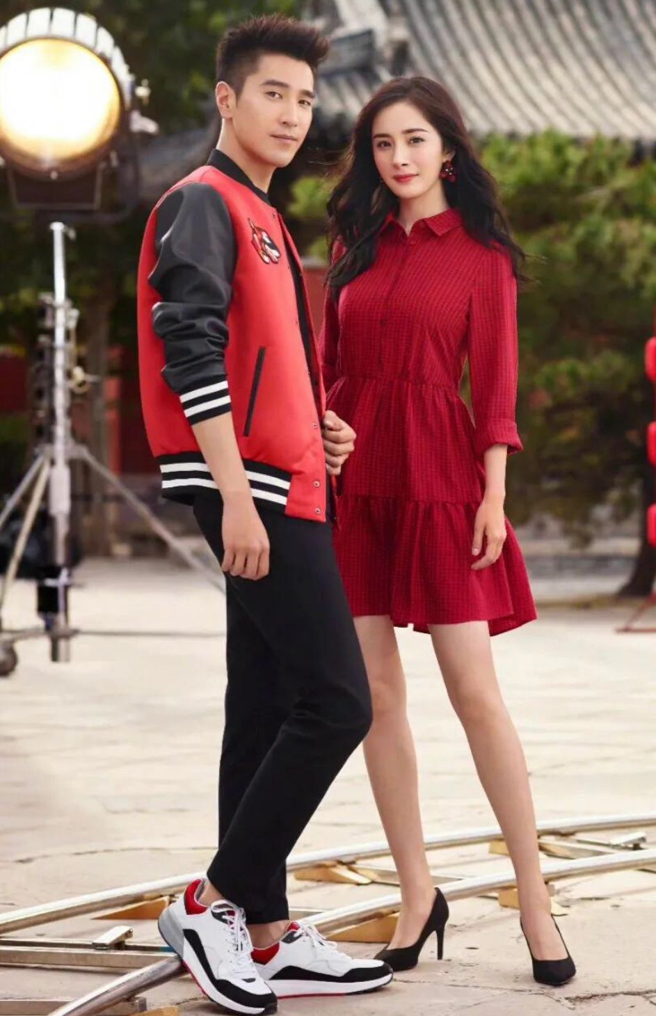 杨幂与赵又廷拍写真穿红色系情侣装挺高级俊男靓女很般配