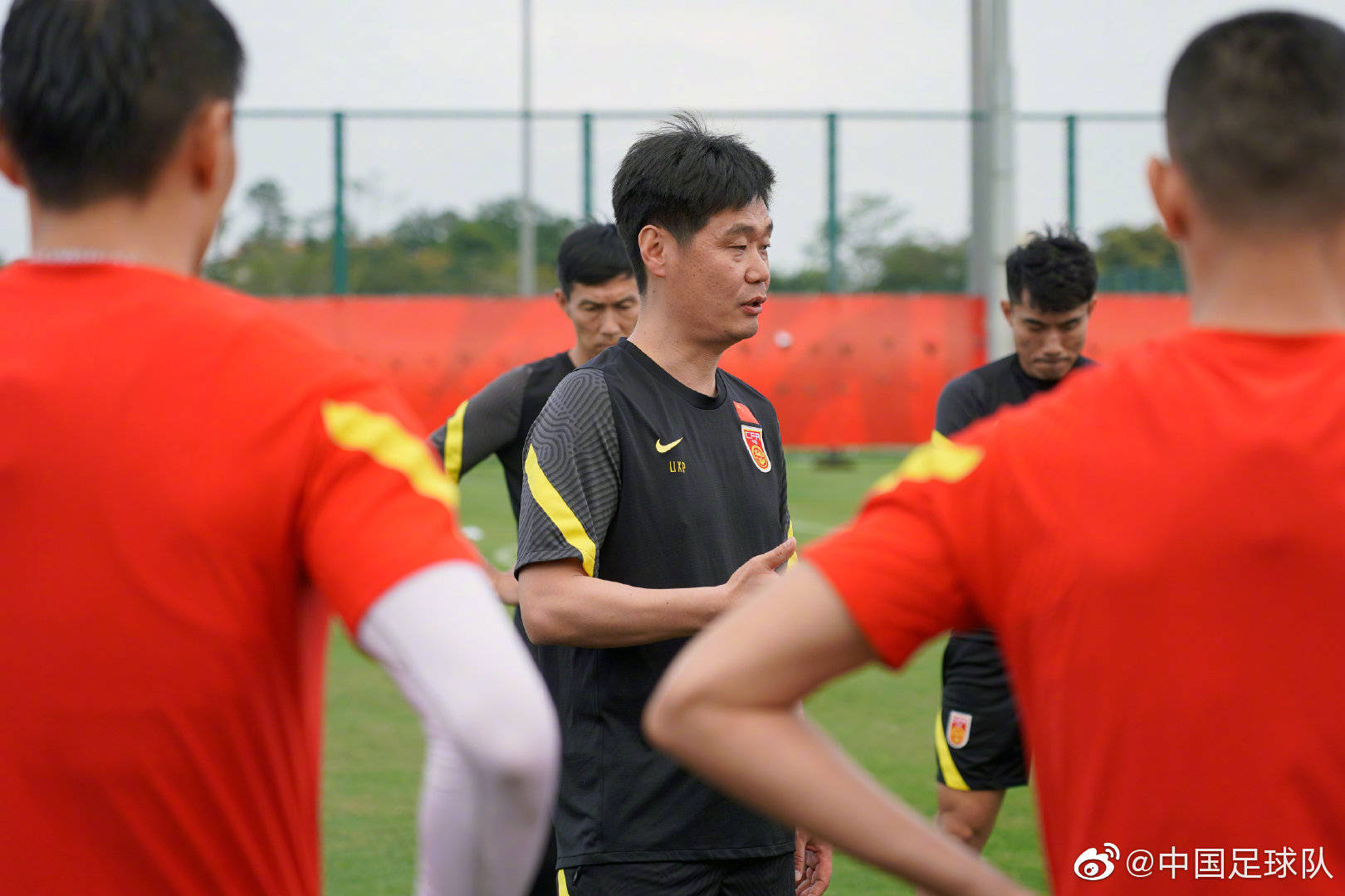 国足热身变阵改打三后卫 吴曦替代者尚未浮出水面|池忠国|金敬道|吴曦