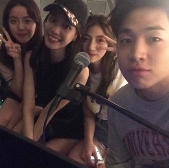 欧阳娜娜与綦美合逛街两人曾因为陈飞宇反目如今又重归于好