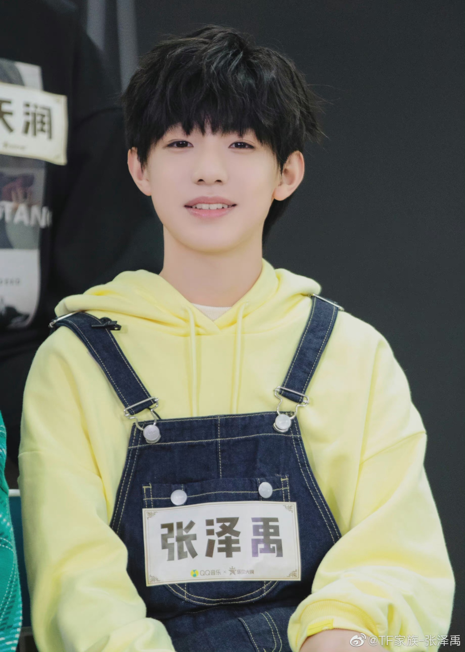 张泽禹晒蓝天比耶照,蓝天下的白衣少年,青春元气