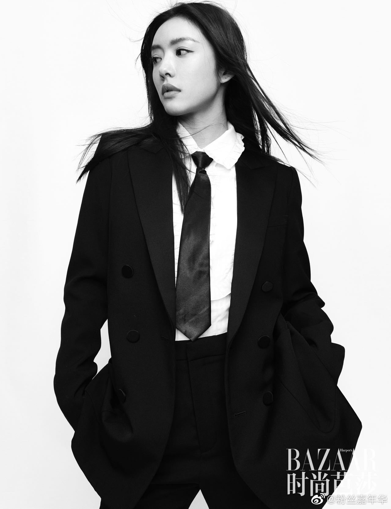 蔡文静最新时尚芭莎大片发布黑白简约色调搭配黑色西装造型